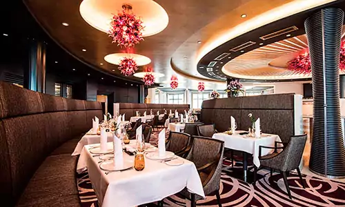 Elegant gedeckte Tische im Restaurant Weltmeere auf dem Kreuzfahrtschiff MS Europa 2