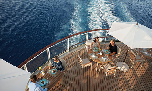 Gäste im Yacht Club unter freiem Himmel auf dem Kreuzfahrtschiff MS Europa 2