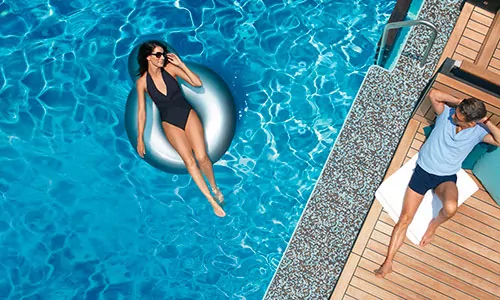 Gast im Pool auf dem Luxuskreuzfahrtschiff MS Europa 2