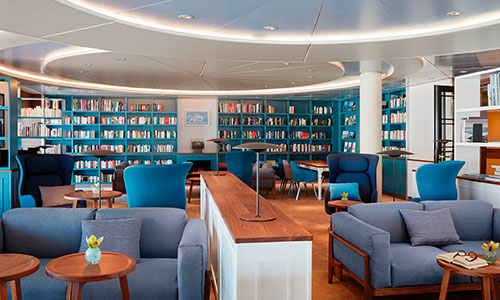 Sitzgelegenheiten im Belvedere und Blick auf die Bibliothek