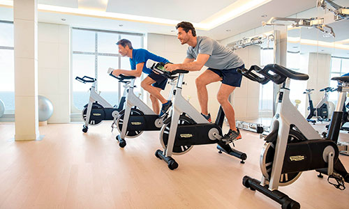 Training auf Geräten im Fitnessraum