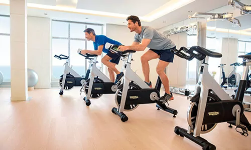 Training auf Geräten im Fitnessraum