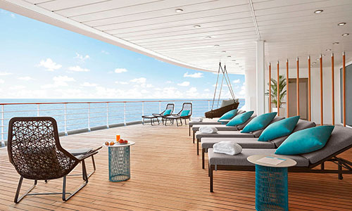 Liegen im Außenbereich SPA mit Blick aufs Meer