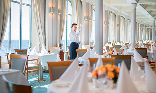 Blick in das Restaurant Europa auf dem Kreuzfahrtschiff MS Europa