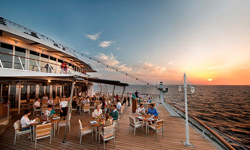 Restaurant Cafe Lido Blick auf Tische unter freiem Himmel auf der MS Europa