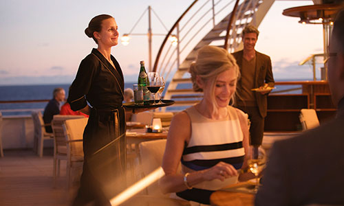 Gäste im Lido Cafe auf der MS Europa