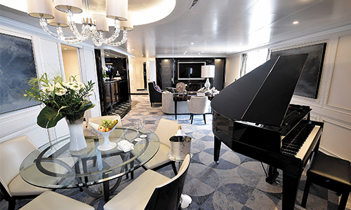 Wohnbereich mit Klavier in der Master Suite auf der Seven Seas Explorer
