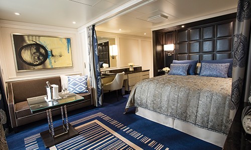 Blick in Wohn- und Schlafbereich Superior Suite auf der Seven Seas Explorer