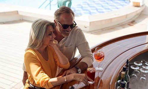 Bar am Pool auf dem Luxuskreuzfahrtschiff MS Europa