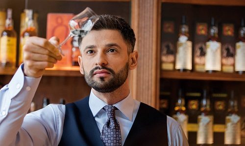 Weinverkostung im Grand Reserva an Bord des Kreuzfahrtschiffes MS Europa 2