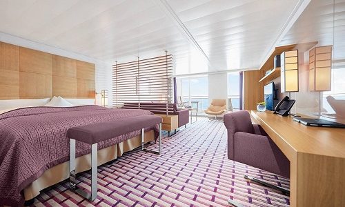 Grand Ocean Suite Scghlaf - und Wohnbereich auf dem Luxuskreuzfahrtschiff MS Europa 2