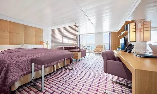 Grand Ocean Suite Scghlaf - und Wohnbereich auf dem Luxuskreuzfahrtschiff MS Europa 2