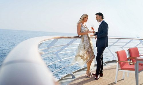 Gäste im Außenbereich Restaurant Pearls auf dem Kreuzfahrtschiff MS Europa