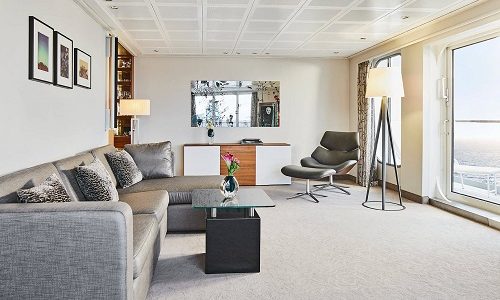 Sofa in der Penthouse Grand Suite auf dem Luxuskreuzfahrtschiff MS Europa