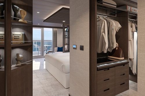 Blick in Suite mit Bett und begehbarem Kleiderschrank