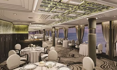Restaurant Chartreuse gedeckte Tische und große Fensterfront mit Blick aufs Meer