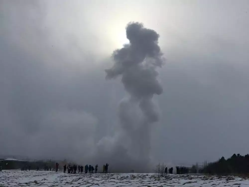 Strokkur in Island abends