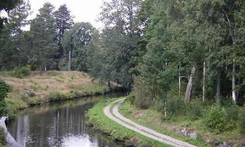 Blick auf Obelisk an der höchsten Stelle des Göta Kanals