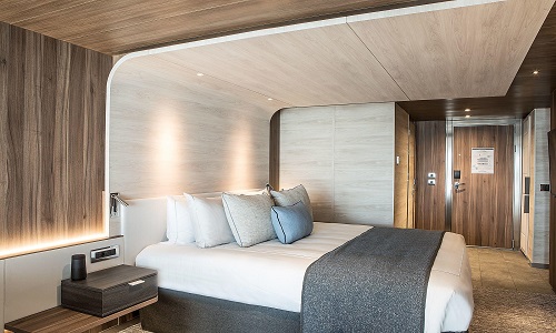 Schlafbereich in Grand Prestige Suite auf Expeditionsschiff