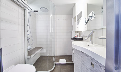 Badezimmer Aussenkabine auf dem Luxusexpeditionsschiff HANSEATIC inspiration