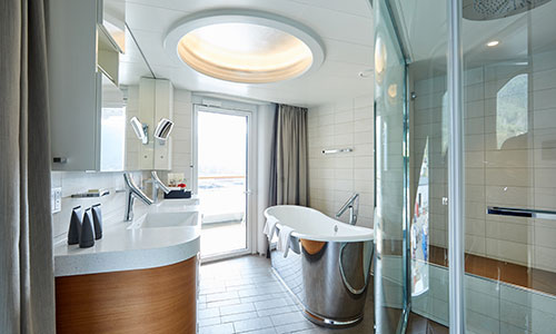 Badezimmer mit freistehender Wanne in der Grand Suite auf dem Luxusexpeditionsschiff HANSEATIC inspiration