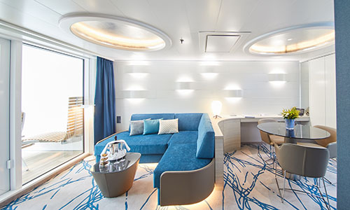Sitzbereich vor Panoramafenster in der Junior Suite auf dem Luxusexpeditionsschiff HANSEATIC inspiration