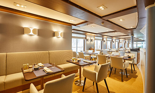 Sitzgruppe innen im Restaurant Lido auf dem Expeditionsschiff HANSEATIC inspiration