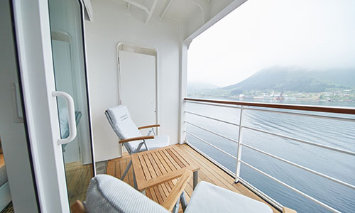 Außenbereich der Balkonkabine auf dem Luxus-Expeditionsschiff Hanseatic spirit von HL-Cruises