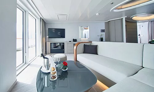 Wohnbereich mit Blick aufs Meer in der Grand Suite auf dem Luxus-Expeditionsschiff Hanseatic spirit von HL-Cruises