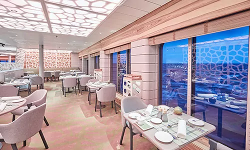 Tische im Restaurant Hanseatic und Blick afs Meer auf dem Luxus-Expeditionsschiff Hanseatic spirit von HL-Cruises