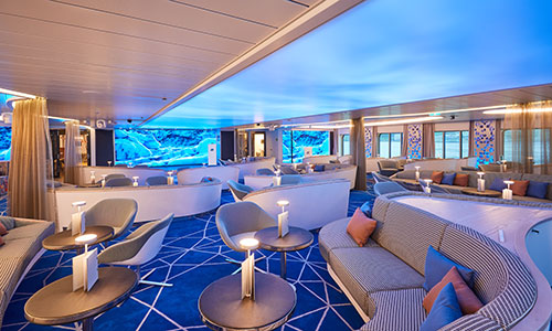 Sitzgruppen im HanseAtrium auf dem Luxus-Expeditionsschiff Hanseatic spirit von HL-Cruises