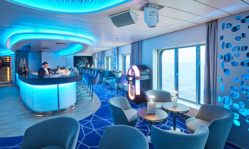 Bar undSitzgruppe im HanseAtrium auf dem Luxus-Expeditionsschiff Hanseatic spirit von HL-Cruises