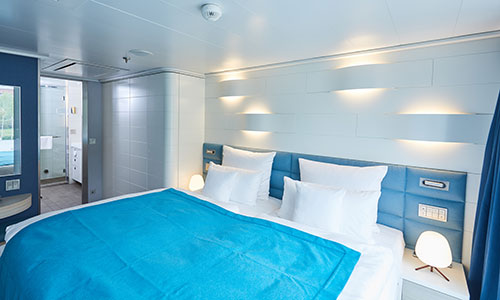 Schlafbereich der Junior Suite auf dem Luxus-Expeditionsschiff Hanseatic spirit von HL-Cruises