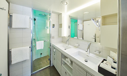 Badezimmer der Junior Suite auf dem Luxus-Expeditionsschiff Hanseatic spirit von HL-Cruises