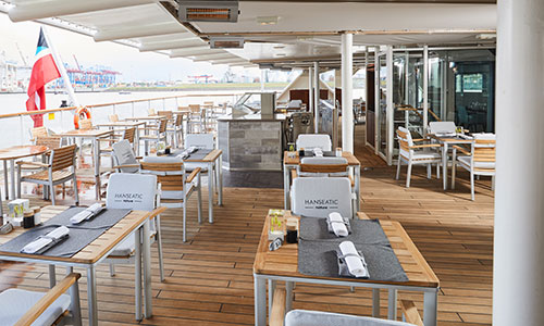 Überdachter Außenbereich Restaurant Lido auf dem Luxus-Expeditionsschiff Hanseatic spirit von HL-Cruises