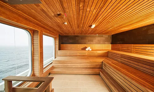 Sauna mit Panoramafenster auf dem Luxus-Expeditionsschiff Hanseatic spirit von HL-Cruises