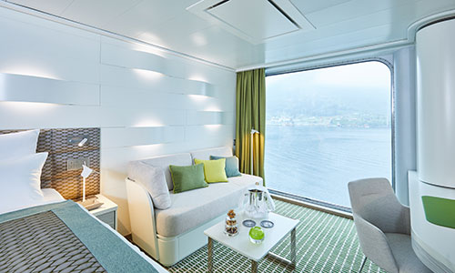 Panoramakabine Wohnbereich mit Blick aufs Meer auf dem Luxus-Expeditionsschiff Hanseatic spirit von HL-Cruises