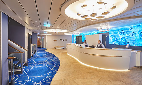 Blick zum Counter der REzeption auf dem Luxus-Expeditionsschiff Hanseatic spirit von HL-Cruises