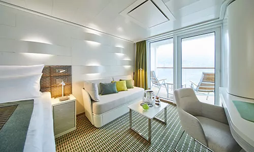 Wohnbereich und Blick auf Balkon der Balkonkabine auf dem Luxus-Expeditionsschiff Hanseatic spirit von HL-Cruises