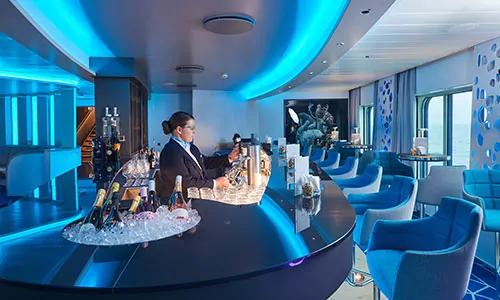 Bar im HanseAtrium in blauem Lich auf dem Luxus-Expeditionsschiff Hanseatic spirit von HL-Cruises