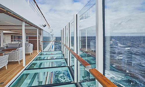 Gläserner Balkon und Blick aufs Meer auf der HANSEATIC inspiration von Hapag-Lloyd
