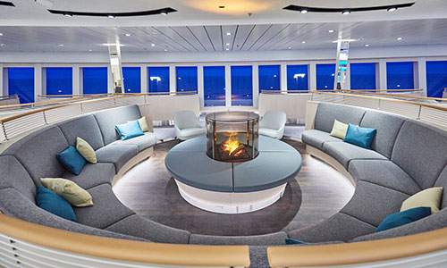 Runder Sitzbereich in der Observation Lounge auf dem Luxusexpeditionsschiff HANSEATIC inspiration