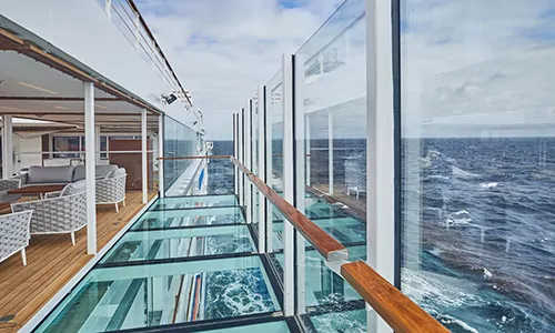 Gläserne Balkone über dem Ozenan auf dem Luxusexpeditionsschiff HANSEATIC nature der Reederei HL-Cruises