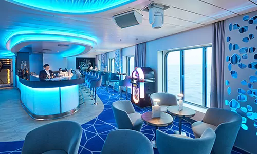 Hanse Atrium Bar und gemütliche Tischgruppen auf dem Luxusexpeditionsschiff HANSEATIC nature der Reederei Hapag-Lloyd