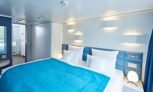 Schlafzimmer Junior Suite auf dem Luxusexpeditionsschiff HANSEATIC nature der Reederei Hapag Lloyd