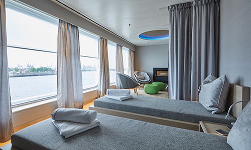 Liegen mit Panoramafenster im Ocean Spa auf dem Luxusexpeditionsschiff HANSEATIC nature der Reederei HL-Cruises