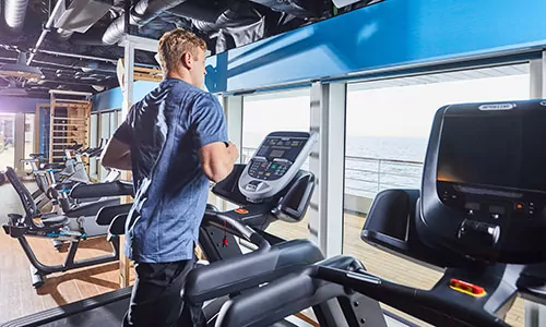 Gast beim Training im Fitnessbereich auf dem Expeditionsschiff HANSEATIC nature der Reederei HL-Cruises