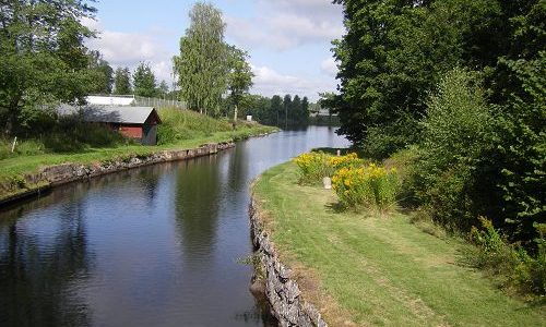 Göta Kanal zwischen grünen Wiesen und Bäumen