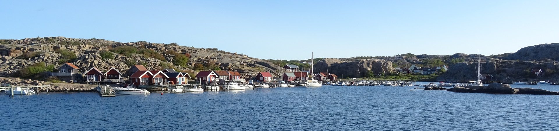Götekanal Blick zur Küste mit typisvchen Häusern und Segelboot