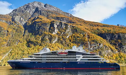 Kreuzfahrtschiff Le Champlain der Reederei Ponant vor felsiger Küste